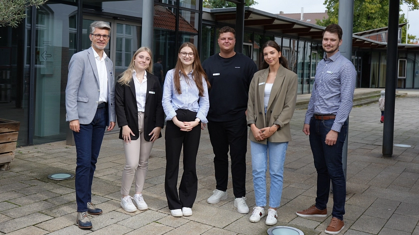 Bürgermeister Alexander Masthoff (links) und Ausbildungsleiter Daniel Herberg (rechts) begrüßen die neuen Auszubildenden Veronika Bauer (von links), Leona Kutz, Antonios Liokareas und Açelya Karaman. © Stadt Seelze