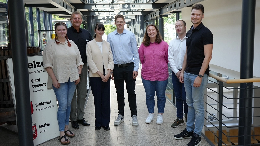 Stadtbaurat Dirk Perschel (hinten links) und Ausbildungsleiter Daniel Herberg (rechts) begrüßen die neuen Auszubildenden Jette Wittig, Leonie Fischer, Fokke Aßmus, Vanessa Neuschulz und Korbinian Schröder. © Stadt Seelze