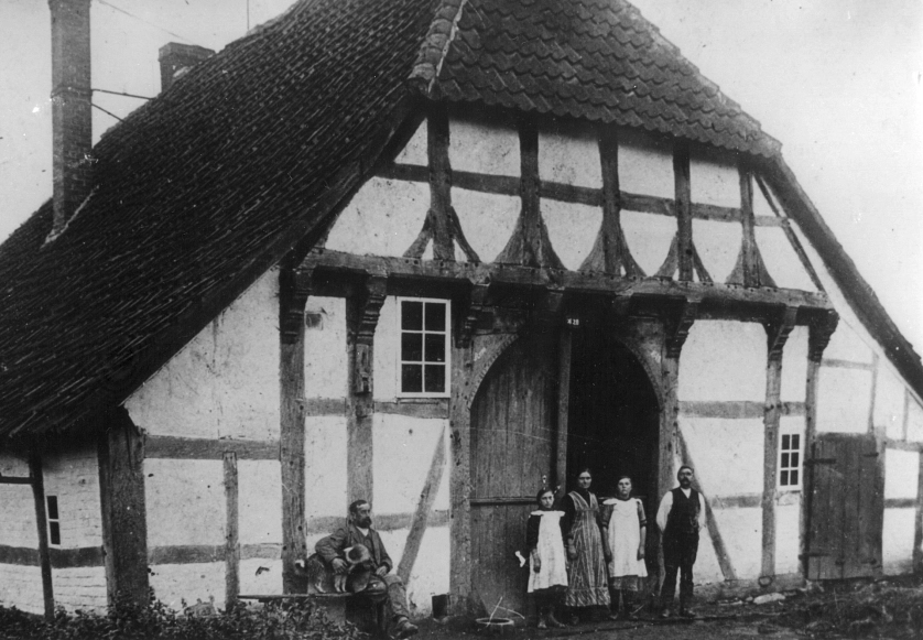 Bauernhaus mit kleinbäuerliche Familie in Almhorst um 1912