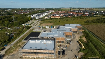 Grundschule Seelze Süd - 19.09.2024 - Luftbild Blick Richtung Osten