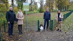Stadtbaurat Dirk Perschel (von links), Anika Neuffer, Bürgermeister Alexander Masthoff mit seinem Hund JayJay und Sybille Brenner am Eingang der neuen Hundewiese.