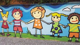 Eine Wand, bemalt mit Kindern