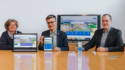 Irene Cholewinski, Alexander Masthoff und Steffen Klingenberg präsentieren die neue städtische Internetseite. © Stadt Seelze