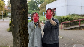 Rote Hände als kraftvolle Symbole